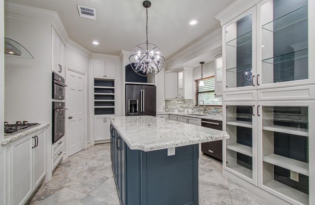 2 Hickory Shadows Drive, Houston, TX 77055