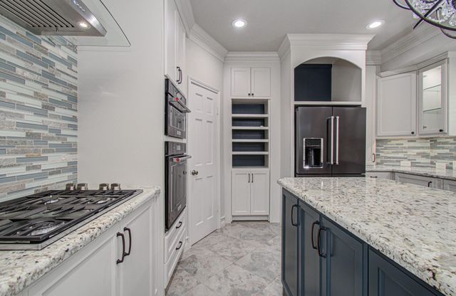 2 Hickory Shadows Drive, Houston, TX 77055