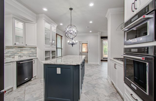 2 Hickory Shadows Drive, Houston, TX 77055