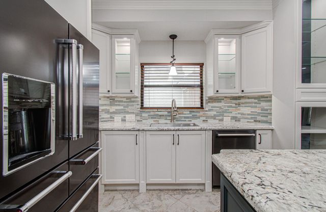 2 Hickory Shadows Drive, Houston, TX 77055