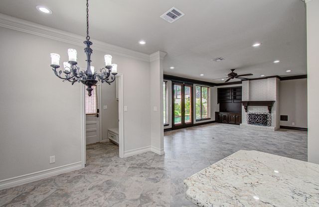 2 Hickory Shadows Drive, Houston, TX 77055