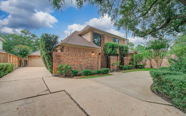 2 Hickory Shadows Drive, Houston, TX 77055