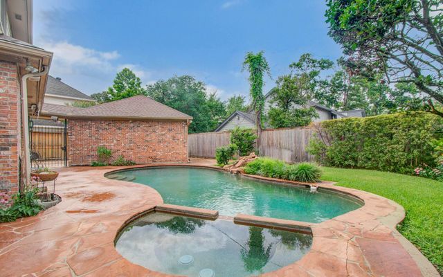 2 Hickory Shadows Drive, Houston, TX 77055