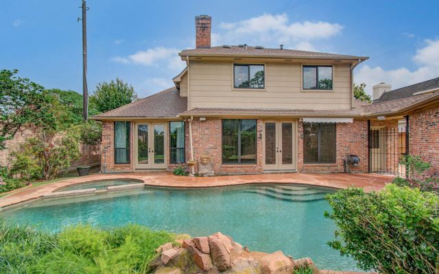2 Hickory Shadows Drive, Houston, TX 77055