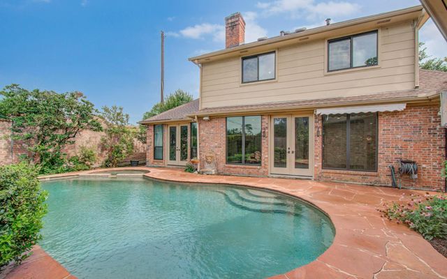 2 Hickory Shadows Drive, Houston, TX 77055