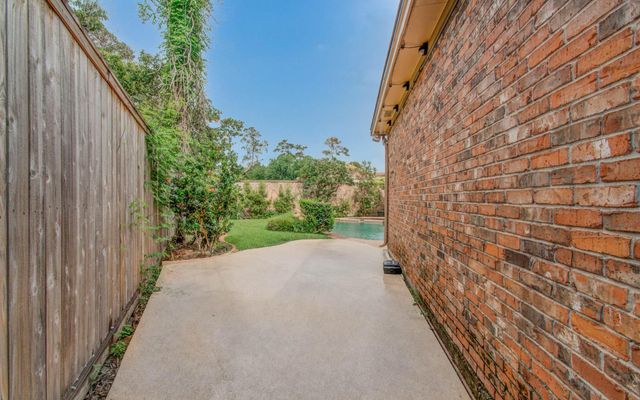 2 Hickory Shadows Drive, Houston, TX 77055