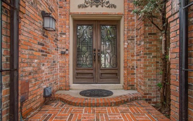 2 Hickory Shadows Drive, Houston, TX 77055