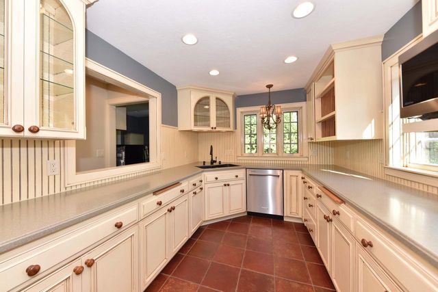 W176N8474 Sunset Ridge DRIVE, Menomonee Falls, WI 53051
