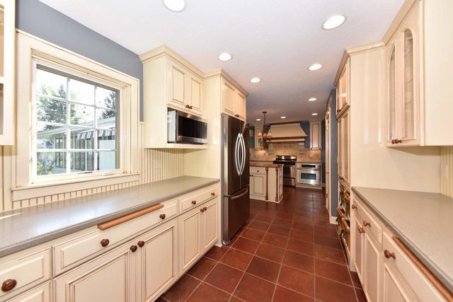 W176N8474 Sunset Ridge DRIVE, Menomonee Falls, WI 53051