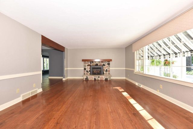W176N8474 Sunset Ridge DRIVE, Menomonee Falls, WI 53051