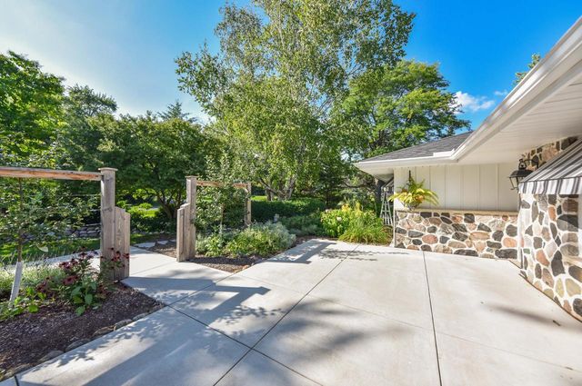 W176N8474 Sunset Ridge DRIVE, Menomonee Falls, WI 53051
