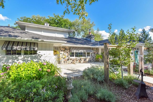 W176N8474 Sunset Ridge DRIVE, Menomonee Falls, WI 53051