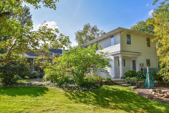W176N8474 Sunset Ridge DRIVE, Menomonee Falls, WI 53051