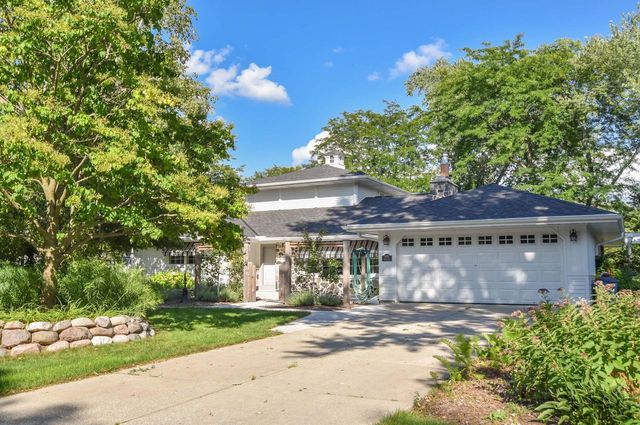 W176N8474 Sunset Ridge DRIVE, Menomonee Falls, WI 53051