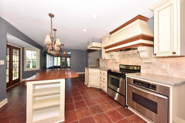 W176N8474 Sunset Ridge DRIVE, Menomonee Falls, WI 53051