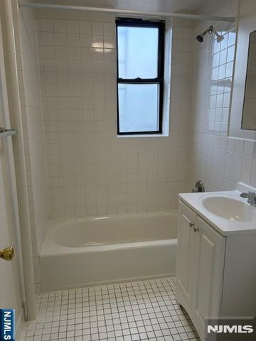 805 Red Road D6, Teaneck, NJ 07666