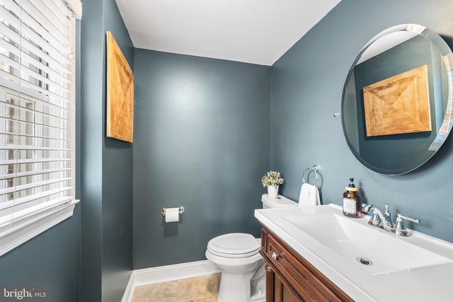 411 SUGARTOWN RD, Wayne, PA 19087