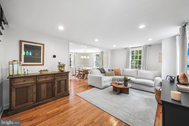 411 SUGARTOWN RD, Wayne, PA 19087