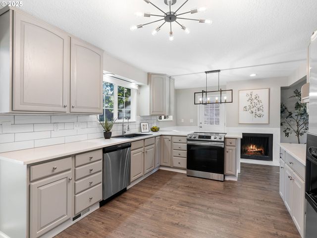 1010 MARYLHURST Dr, West Linn, OR 97068