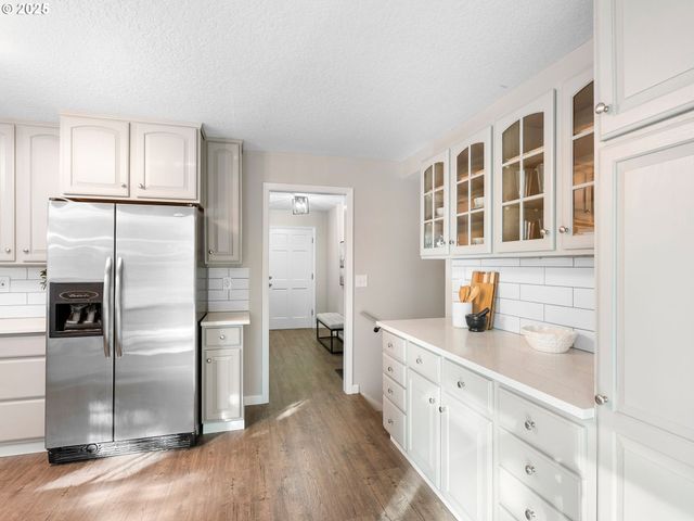 1010 MARYLHURST Dr, West Linn, OR 97068