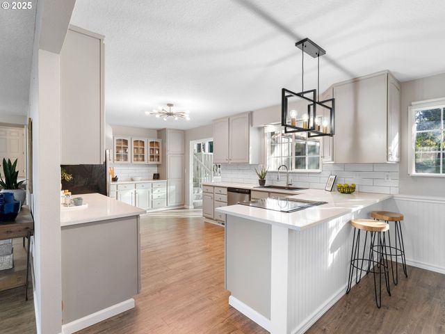 1010 MARYLHURST Dr, West Linn, OR 97068