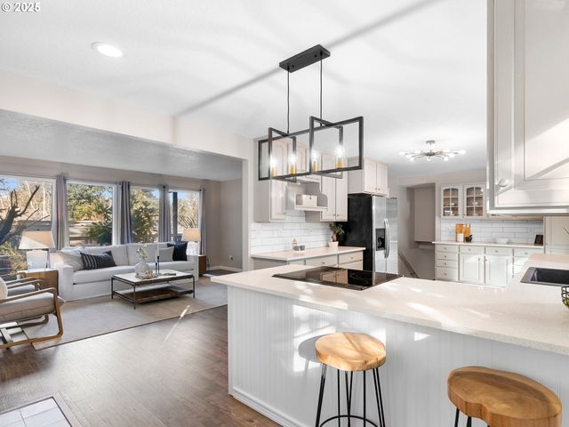 1010 MARYLHURST Dr, West Linn, OR 97068