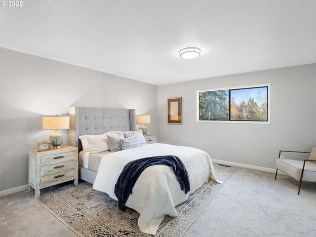 1010 MARYLHURST Dr, West Linn, OR 97068