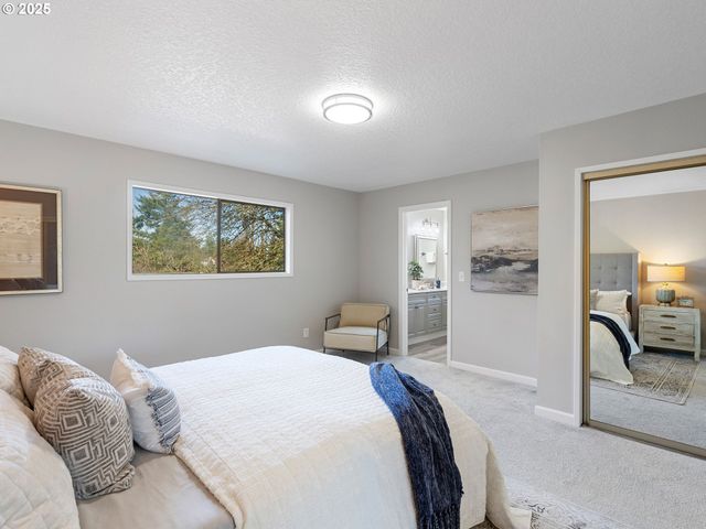 1010 MARYLHURST Dr, West Linn, OR 97068