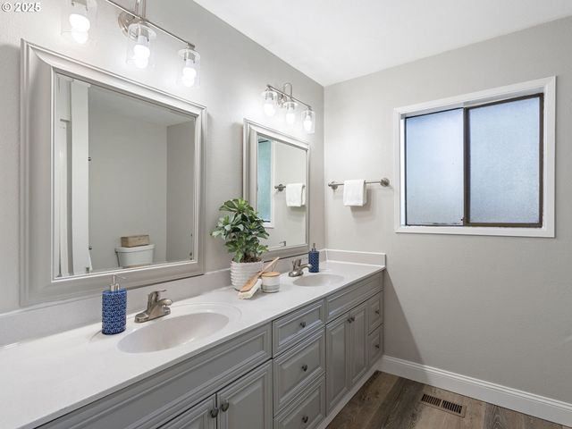 1010 MARYLHURST Dr, West Linn, OR 97068