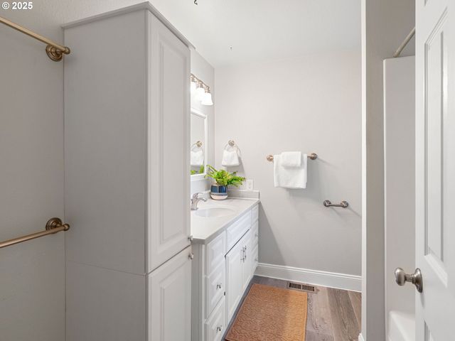 1010 MARYLHURST Dr, West Linn, OR 97068