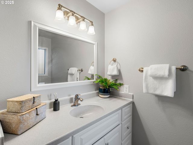 1010 MARYLHURST Dr, West Linn, OR 97068