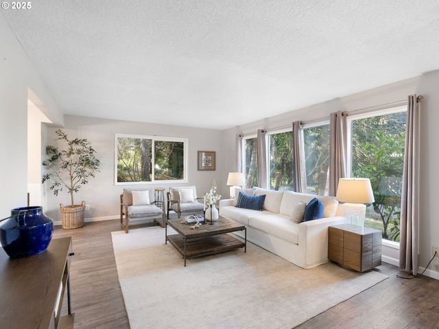 1010 MARYLHURST Dr, West Linn, OR 97068