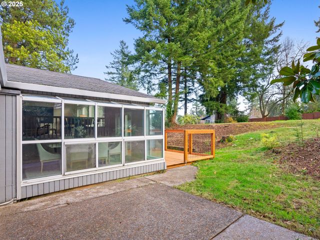 1010 MARYLHURST Dr, West Linn, OR 97068