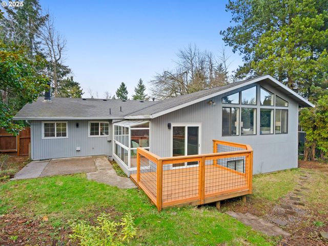 1010 MARYLHURST Dr, West Linn, OR 97068