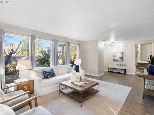 1010 MARYLHURST Dr, West Linn, OR 97068