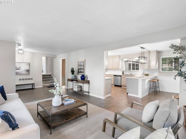 1010 MARYLHURST Dr, West Linn, OR 97068