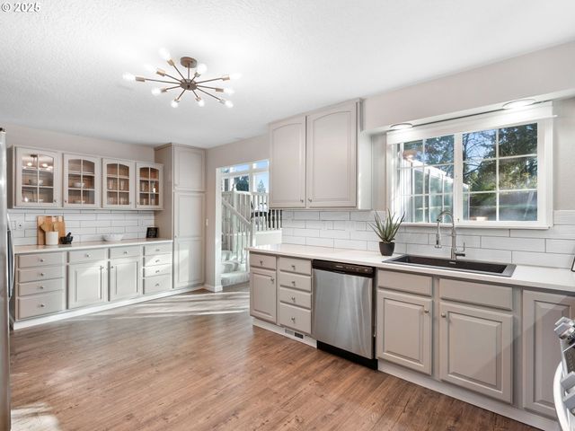 1010 MARYLHURST Dr, West Linn, OR 97068