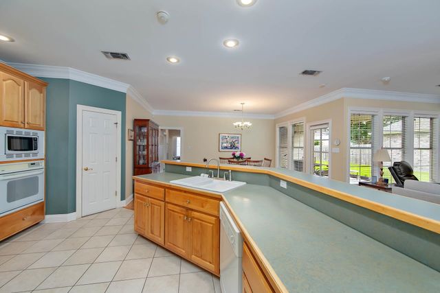 406 Sugar Mill Courtyard, Houma, LA 70360