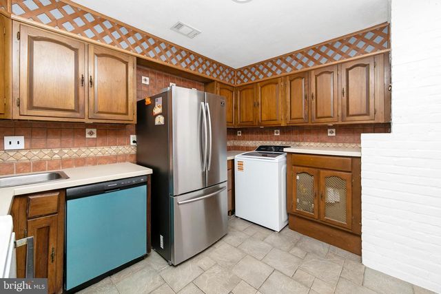 29 POND LN, Levittown, PA 19054