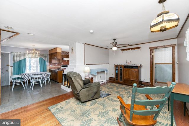 29 POND LN, Levittown, PA 19054