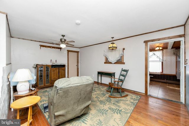 29 POND LN, Levittown, PA 19054