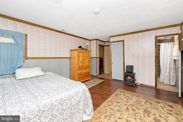 29 POND LN, Levittown, PA 19054