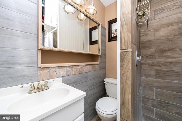 29 POND LN, Levittown, PA 19054