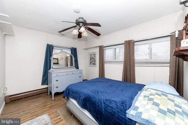 29 POND LN, Levittown, PA 19054