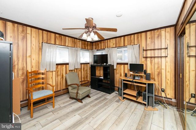 29 POND LN, Levittown, PA 19054