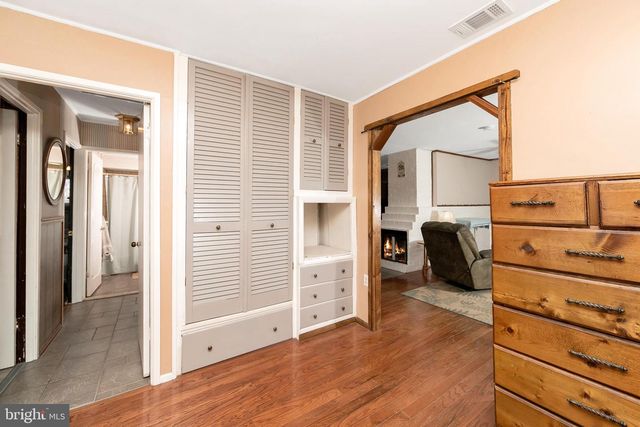 29 POND LN, Levittown, PA 19054