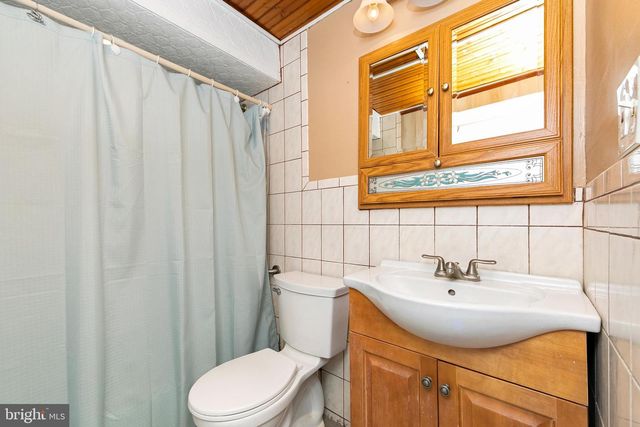 29 POND LN, Levittown, PA 19054