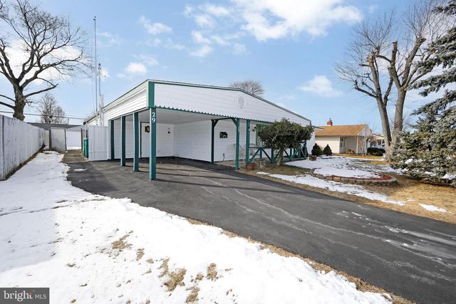 29 POND LN, Levittown, PA 19054