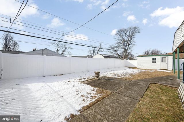 29 POND LN, Levittown, PA 19054