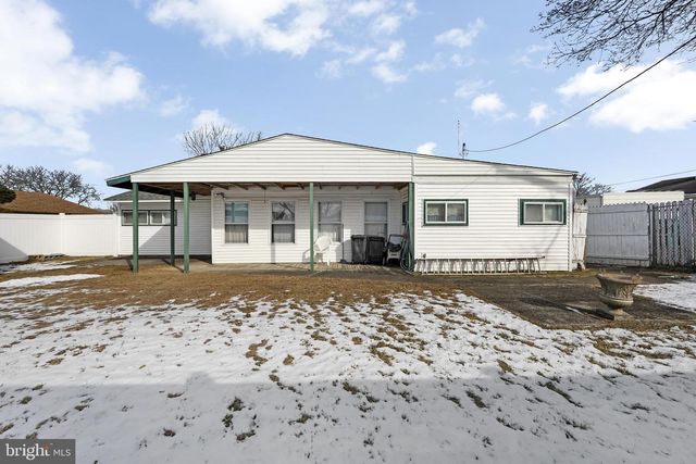 29 POND LN, Levittown, PA 19054